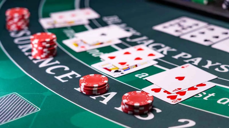 Ngày nay, một ván Blackjack thường sử dụng từ 6 đến 8 bộ bài để chia